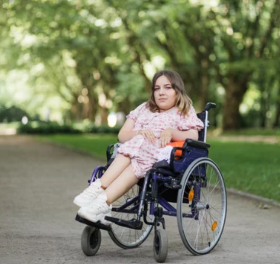 Una giovane ragazza sula sedia a rotelle