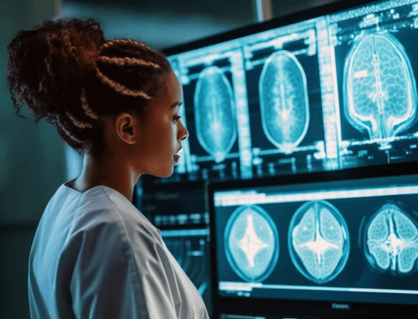 Una giovane dottoressa che controlla l'esito della radiografia al cervello