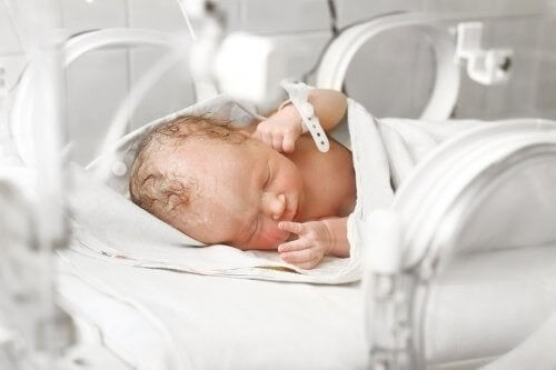 Un bambino con un difetto di stomaco, riposando su un lettino da neonato di BedArchitettura, circondato da mobili per ospedali, culla e letti costruiti con cura in un complesso ospedaliero una persona al sicuro nella sua casa