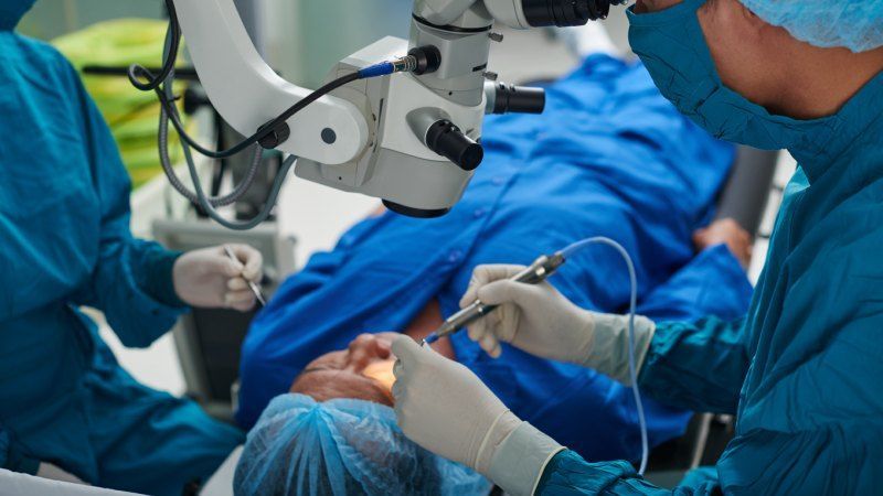 Una persona in guanti medici esegue una procedura medica in una sala operatoria al chiuso di un ospedale o clinica Una medicina specialistica per trattare linfiammazione dellocchio