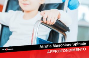 Una persona affetta da distrofia muscolare progressiva, che stringe con forza la mano, a dimostrazione della sua forza interiore e della sua determinazione nel combattere la malattia