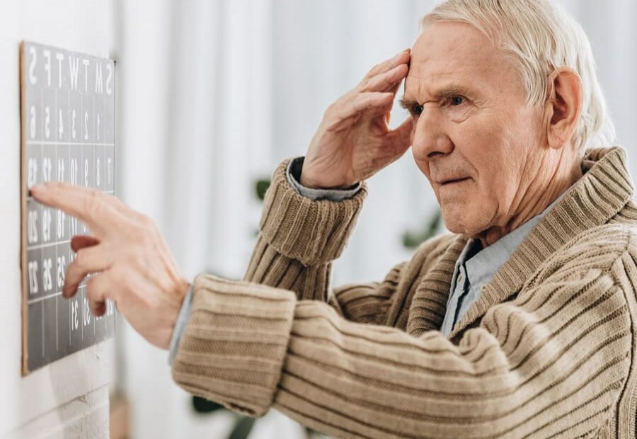 Un anziano pensionato maschio sorride mentre mostra i segni di un disturbo cognitivo genetico La sua espressione tranquilla e rasserenata mostra come possono essere gestite le difficoltà della vita