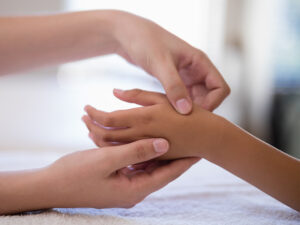 Una persona paziente sperimenta un massaggio rilassante con mani sapienti, che accarezzano la propria pelle, permettendo allintelletto limitato di godere di una pace interiore