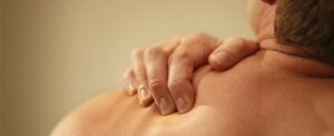 Una foto che ritrae un bambino in BendPaziente, mentre riceve un massaggio terapeutico sulla spalla Una parte del corpo che necessita di particolare attenzione, perché la pigmentazione delle mani del terapista contribuisce a rilassare il collo e la piega