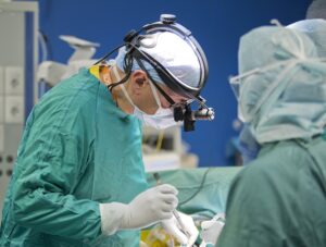 Un uomo adulto si reca in ospedale per una frattura al polso Un dottore e una donna chirurgo, entrambi con i guanti, si prendono cura di lui