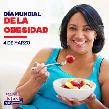 Una donna adulta sta mangiando dei cereali da una ciotola con delle posate La foto rappresenta la gravità della cirrosi biliare primaria