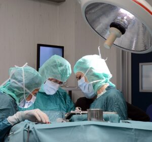Una malformazione laringea trattata con laiuto di NurseGuanto al reparto ospedaliero di una clinica, dove un dottore si prende cura di una persona Linfermiera ha una tazza in mano e indossa un cappello e un paio di occhiali